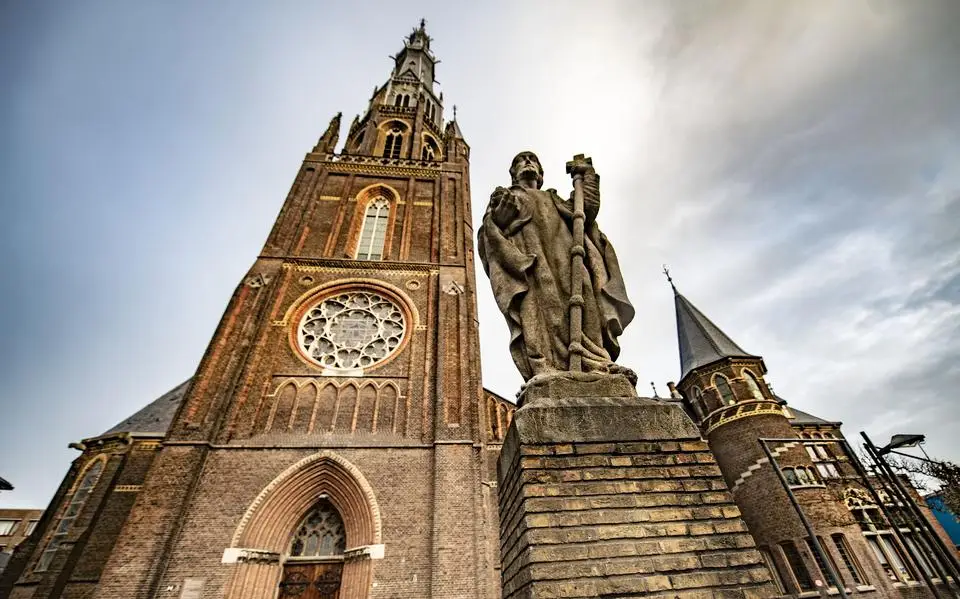 Huur Leeuwarder Bonifatiuskerk opgezegd: treurnis en vrees voor toekomst, is er een oplossing?