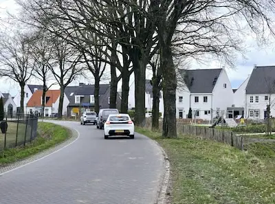 Buurt baalt van afsluiting beruchte sluipverkeerweg: ‘Waarom geen drempel of zo?’