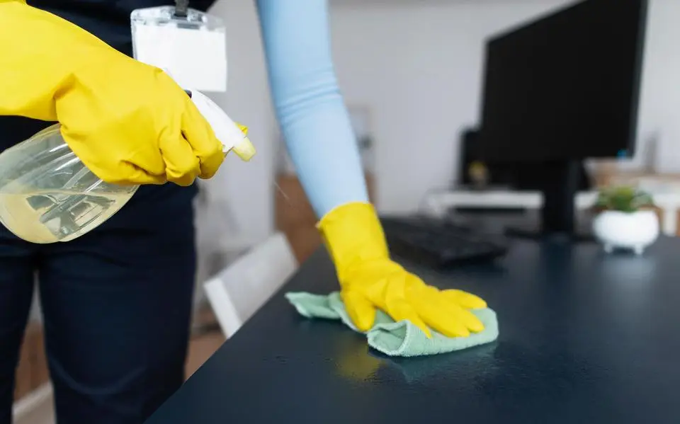 Minder banen voor schoonmakers en beveiligers door thuiswerken