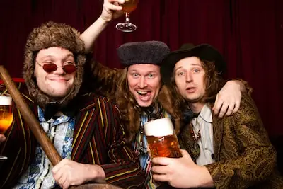 Lokale carnavalssensatie CV de Kapotte Kachels vecht tegen Zweedse claim om hit ‘Dikke Pens’ terug te krijgen