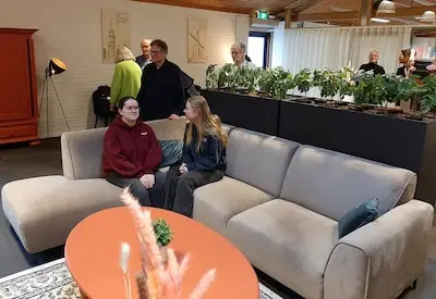 Mierlose huiskamer in de bibliotheek; leegstaande ruimte omgetoverd tot knusse plek
