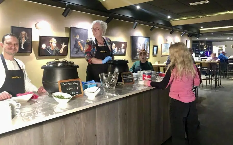 Soep en zo in Franeker bestaat drie jaar: ‘Mensen gaan met een glimlach de deur uit’