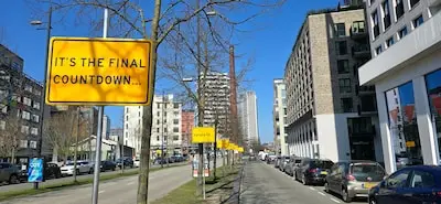 Iconisch nummer te spotten langs Strijp-S: karaoke op verkeersborden