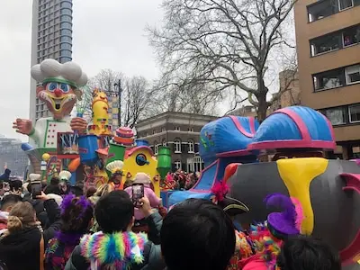 LIVE Carnaval in Brabant | Optocht rijdt door Tullepetaonestad en Lampegat, Korte Putstraat in Oeteldonk al op slot