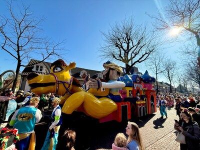 Publiek geniet bij optocht in Nuenen