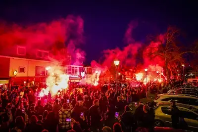 Drie PSV-fans aangehouden voor antisemitische spreekkoren: ‘Agenten hoorden het en grepen in’