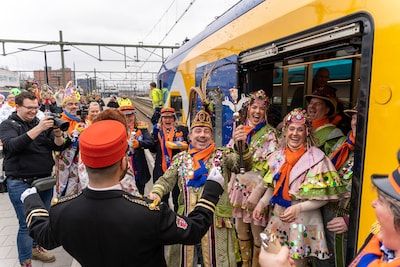 Frikandelbroodjes, confetti en plassen braaksel, de NS zal carnaval niet snel vergeten