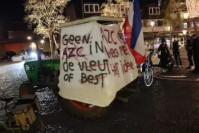 Raad haalt onderwerp van agenda na nieuw protest bij gemeentehuis in Best: ‘U bent ontslagen!’