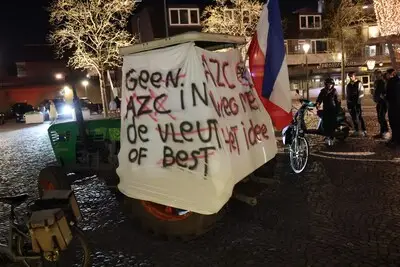 Raad haalt onderNieuw lawaaiprotest tegen azc in Best heeft resultaat, demonstranten eisen bij gemeentehuis ontslag van wethouder