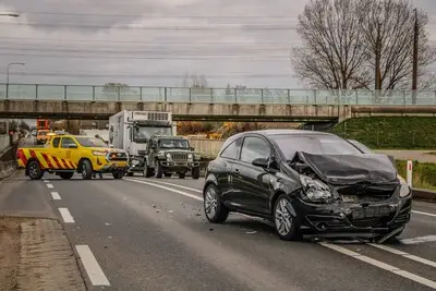 Flinke schade bij botsing op de N209 bij Benthuizen, weg korte tijd dicht