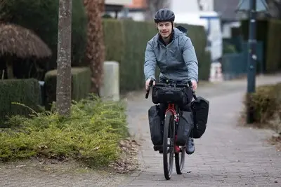 Lars (24) fietst rondje om de wereld voor ‘zijn’ school in Nepal: ‘Een paar duizend euro kan het verschil maken’