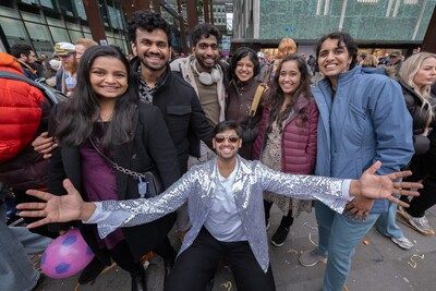 Expats enthousiast over het kleurrijke carnaval in Eindhoven: ‘Morgen gaan we ook verkleed’