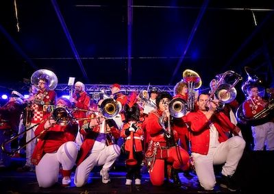 In hartje Helmond krijgt ’t publiek moed ingebloazen: ‘Het gaat al moeilijk genoeg in de wereld’