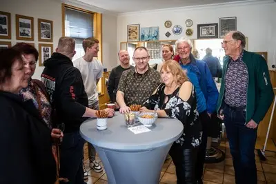 Al 100 jaar knippen, scheren en hanenkammen zetten in kapsalon: ‘Hier hoor je nog eens wat’