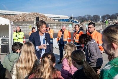 Schooluitje naar de ‘bergen’ van afvalverwerker Remondis: Sonse kinderen leren hoe ze volgende afvalbrand voorkomen