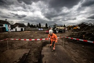 Tuinen in Gerwen met de grond gelijk gemaakt: opruimen oorlogskerosine van start