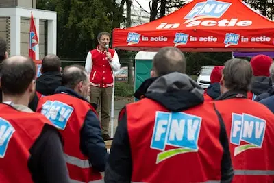‘Versleten gereedschapskisten en lekkende wc's’: boze automonteurs staken in Eindhoven