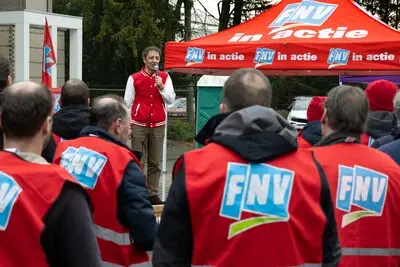 Stakende automonteurs missen waardering: ‘Miljoenen in showroom, maar onze wc’s lekken’
