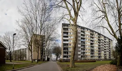 Deze flats bepaalden 50 jaar het straatbeeld maar gaan tegen de grond en worden vervangen door nieuwbouw