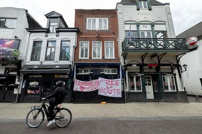 Sluiting café La Route op Stratum­seind komt hard aan bij eigenaar: ‘Zonder waarschuwing zijn we de vergunning kwijt’