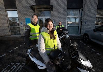 Bijzonder moment bij CBR in Mierlo: Lynn (16) haalt brommerrijbewijs ondanks gehoorbeperking