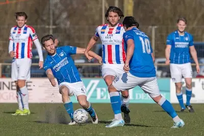 Bruheze neemt revanche op Stiphout met klinkende zege: ‘Tegen zo’n club horen stevige slidings erbij’