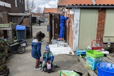 Vrijwilligers in Eindhoven ‘doen!’, hier een likje verf en daar een schop in de grond