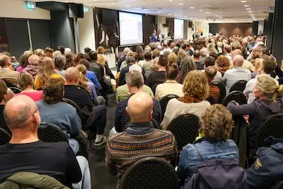 Waarom zoveel en zolang? Veel onbegrip over komst 300 asielzoekers naar oude belastingkantoor