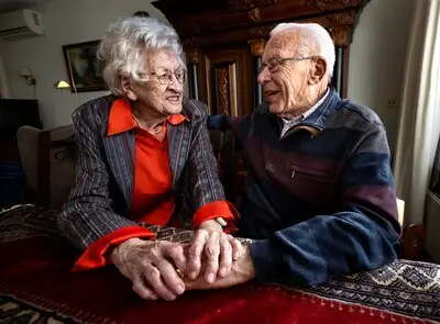 Na zeventig jaar zitten Jan (95) en Toos (93) nog steeds vol liefde: 'We kunnen elkaar minder missen dan vroeger’