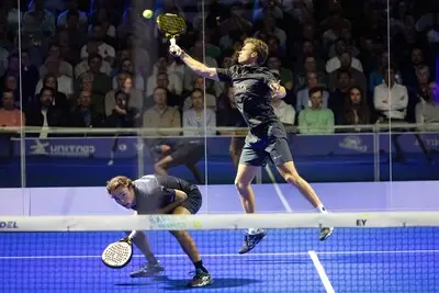 Padelspektakel in uitverkocht Vibes Eindhoven: ‘Ik ken geen enkele speler, maar we vermaken ons prima’