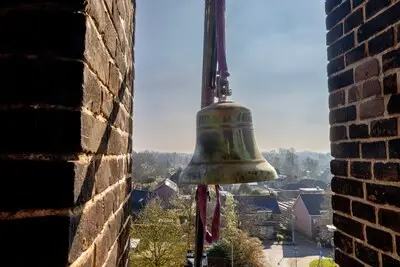 Oude klok krijgt nieuw leven in St. Antonius Abtkerk en dat gaat een stuk beter klinken