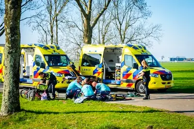 Fietser overleden na ernstig ongeluk in Alphen, automobilist vlucht