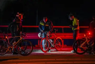Man (40) overleden in ziekenhuis na eerdere botsing tussen groep wielrenners en fietser in Nuenen