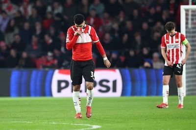 PSV-crisis duurt voort in Champions League: Arsenal geeft Eindhovenaren historisch pak slaag