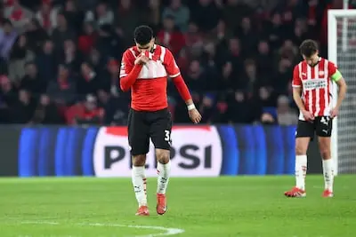 PSV-crisis duurt voort in Champions League: Arsenal geeft Eindhovenaren historisch pak slaag