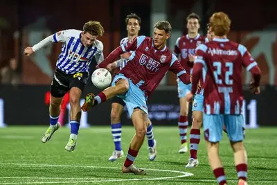 LIVE | FC Eindhoven haalt opgelucht adem met kleine achterstand na zwakke eerste helft tegen Vitesse