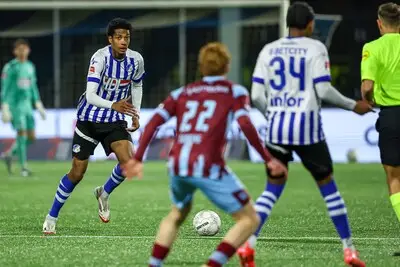 LIVE | Dramatische start voor FC Eindhoven: Vitesse leidt na fraaie aanval
