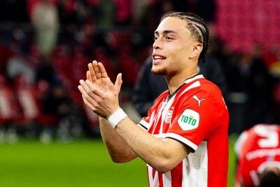 Sergiño Dest maakt na bijna een jaar zijn rentree bij PSV: ‘De afgelopen maanden waren heel zwaar’