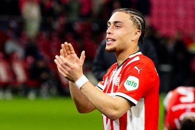 Sergiño Dest maakt na 'zware maanden' rentree bij PSV: ‘Ik moest weer leren lopen, heb met krukken gezeten’