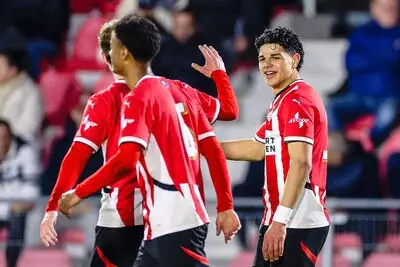 Talentvolle PSV-aanvaller laat zich gelden en sluit na vele maanden op 15.000 kilometer van huis zijn moeder weer in de armen