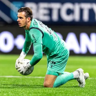 Knotsgek moment in de KKD, wanneer FC Eindhoven-keeper plots supporter in zijn doel ziet staan: ‘Hij stond er al even gek te doen’