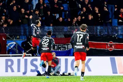 LIVE | Boris van Schuppen trekt via een strafschop de stand opnieuw gelijk in spannende derby