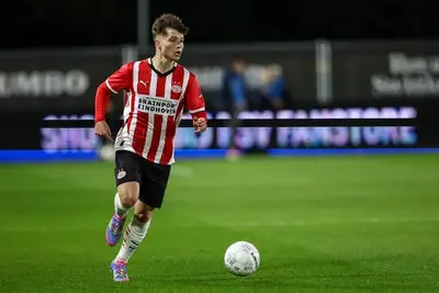 Bosz ziet vijf van zijn spelers met selectie van Jong PSV ruim verliezen