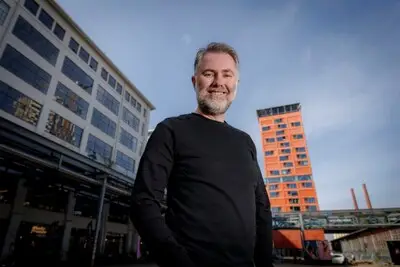 Opnieuw gaat Niels Guns op zoek naar bijzondere verhalen, nu ook buiten de Pioenroosstraat