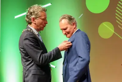 Smits neemt als Officier in de Orde van Oranje-Nassau afscheid van universiteit Eindhoven