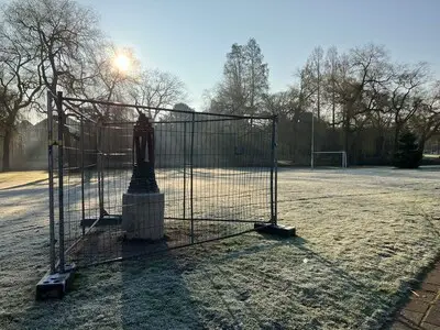 Gestolen bronzen kunstwerk weer terug op zijn sokkel in Hornemannplantsoen