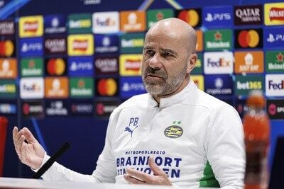 Peter Bosz vertelt over de stand van zaken bij PSV en neemt Saibari weer aan: ‘Hij is met een plan gekomen’