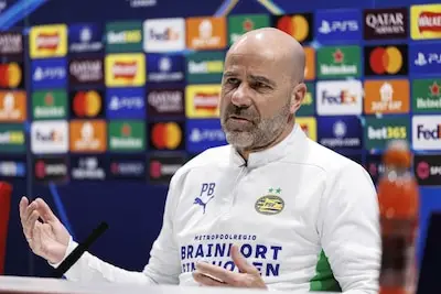 Peter Bosz vertelt alles over de stand van zaken bij PSV en neemt Saibari weer aan: ‘Hij is met een plan gekomen’