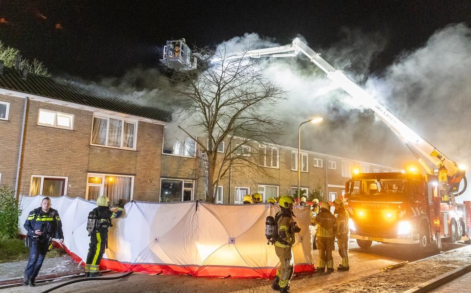 Persoon overleden bij woningbrand in Drachten: meerdere woningen ontruimd