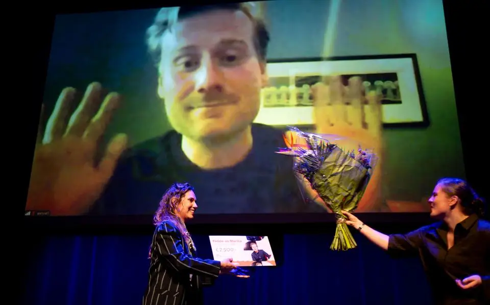 Fryske teaterprizen útrikt oan Wessel de Vries en Stifting Kom Mar Op!